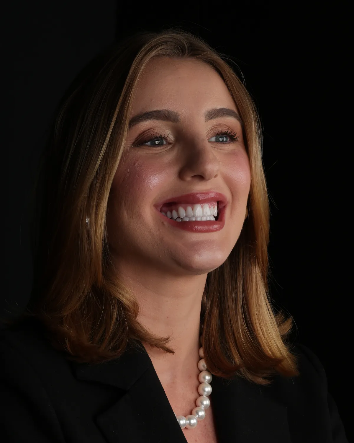 Paciente sorrindo com lentes de contato dental feitas na Primordialle Oral Clinic