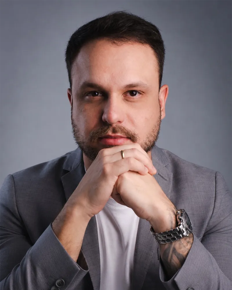 Dr. Humberto Aquino, especialista em prótese dentária